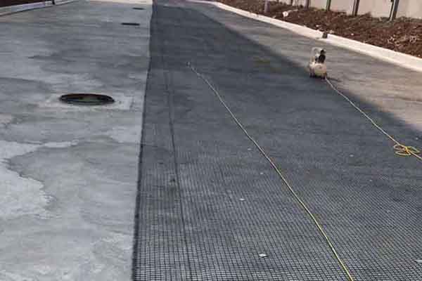 土工格柵在城市白改黑道路上怎么施工呢？