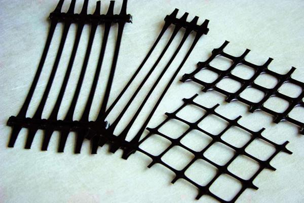 塑料土工格柵的生產(chǎn)原料有哪些差異呢？