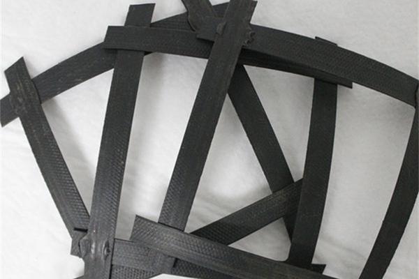土工格柵在進行路基穩(wěn)層破裂修復時應該注意哪些問題呢？